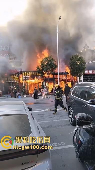 郑州东建材突发火灾,现场浓烟滚滚,火舌漫天,多视角现场直击,这会老板估计还在闷闷哭-7