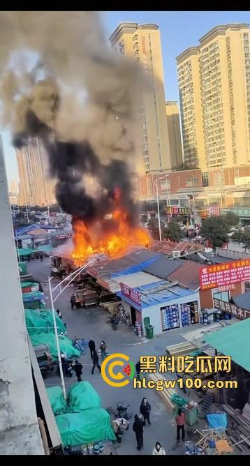 郑州东建材突发火灾,现场浓烟滚滚,火舌漫天,多视角现场直击,这会老板估计还在闷闷哭-8