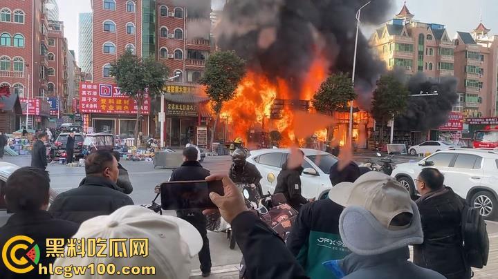 郑州东建材突发火灾,现场浓烟滚滚,火舌漫天,多视角现场直击,这会老板估计还在闷闷哭-9