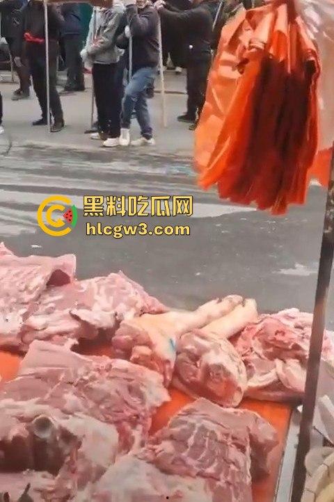 广西钟山县凤翔镇两村爆发大规模械斗。村民头戴安全帽手持钢管互殴，砖块漫天飞舞，场面堪比战场！-11