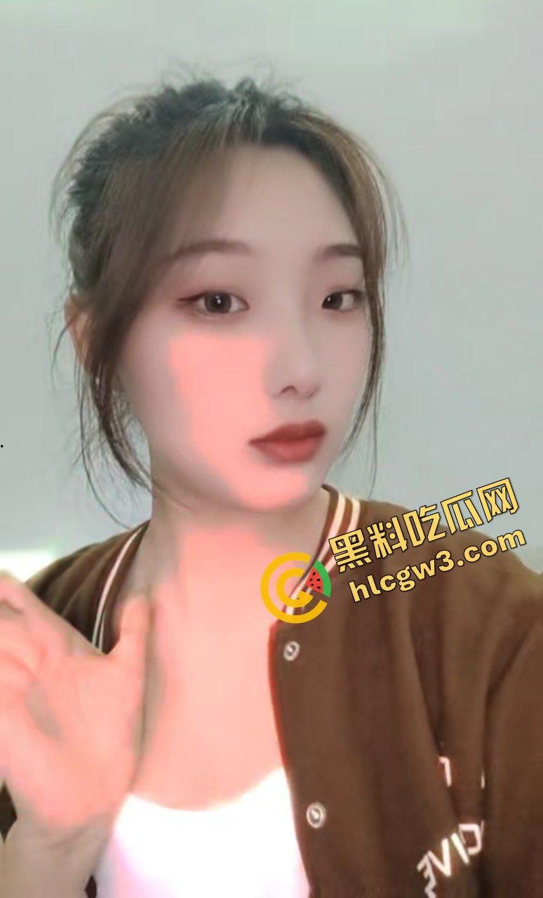 庆阳陇东学院大三反差婊骚货女学生『蒋欣依』下海做鸡赚学费 口爆后怼服务给力！独家流出！-1