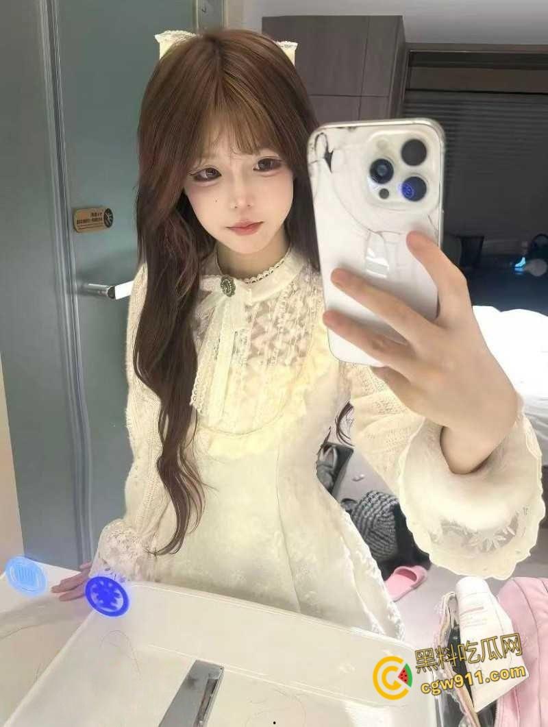 抖音网红【夜巴黎】直播曝出猛料，困困XD曾尿打K失禁，土豆黎网上立人设私下霸凌，三姐妹瓜多到根本吃不完！-2