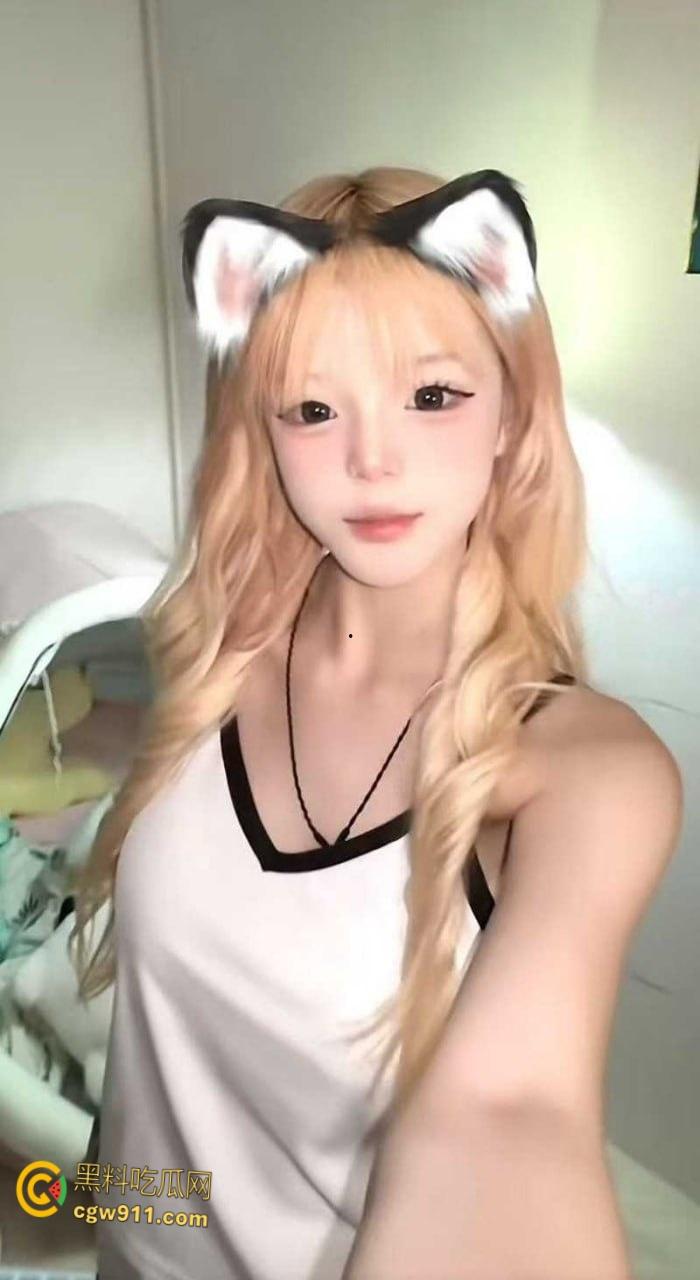 抖音网红【夜巴黎】直播曝出猛料，困困XD曾尿打K失禁，土豆黎网上立人设私下霸凌，三姐妹瓜多到根本吃不完！-3