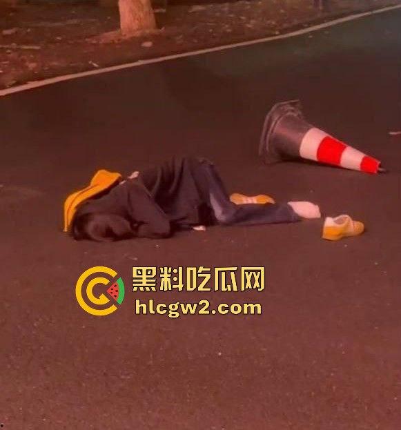 毕业证拿不到,实习费嫌少?21岁小伙持刀回母校发疯,无锡宜兴工艺学院8死17伤,一路无差别捅女生!-36