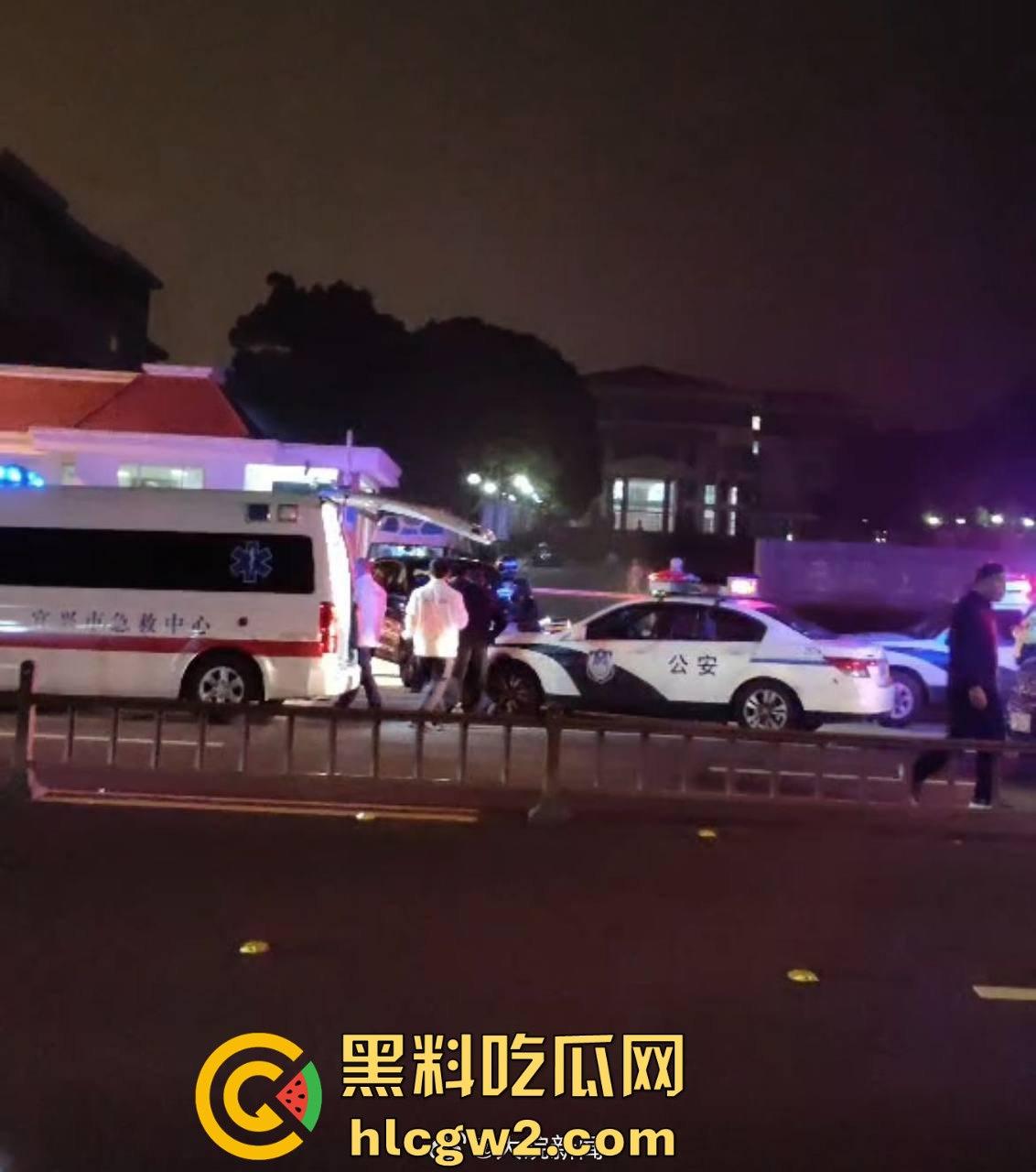 毕业证拿不到,实习费嫌少?21岁小伙持刀回母校发疯,无锡宜兴工艺学院8死17伤,一路无差别捅女生!-38