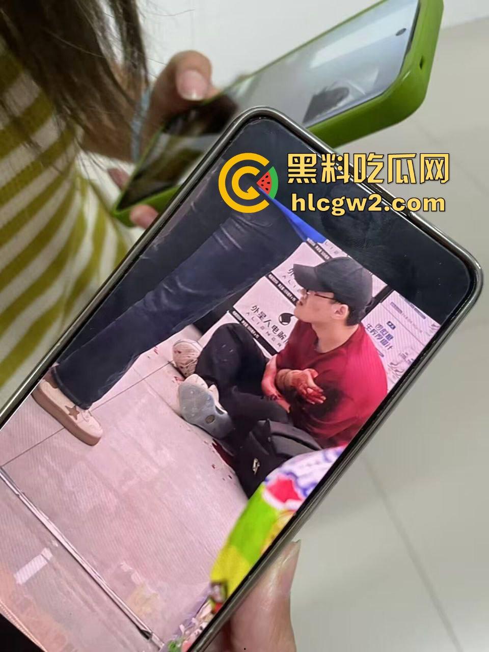 毕业证拿不到,实习费嫌少?21岁小伙持刀回母校发疯,无锡宜兴工艺学院8死17伤,一路无差别捅女生!-42