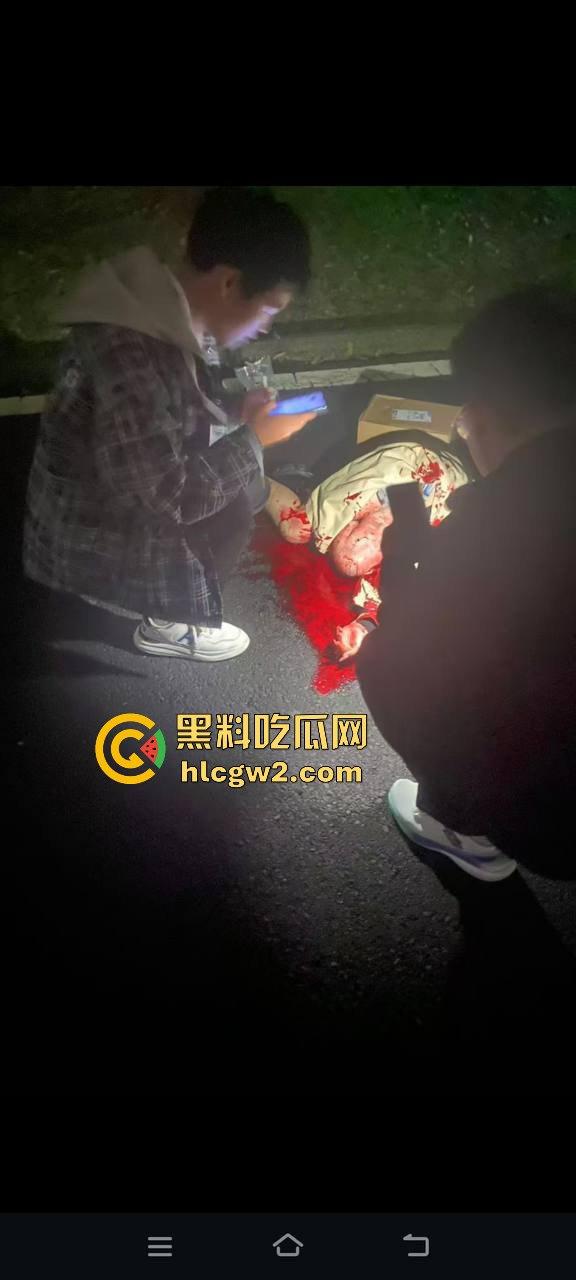 毕业证拿不到,实习费嫌少?21岁小伙持刀回母校发疯,无锡宜兴工艺学院8死17伤,一路无差别捅女生!-44