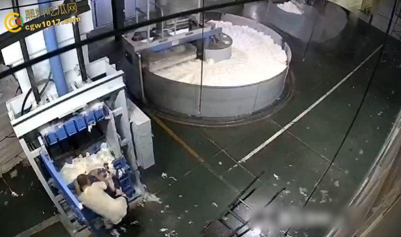 西北角碎料机血腥惨案,工人操作失误双腿被压断,双手撑地拖着残躯爬行数十米,头皮发麻!-4