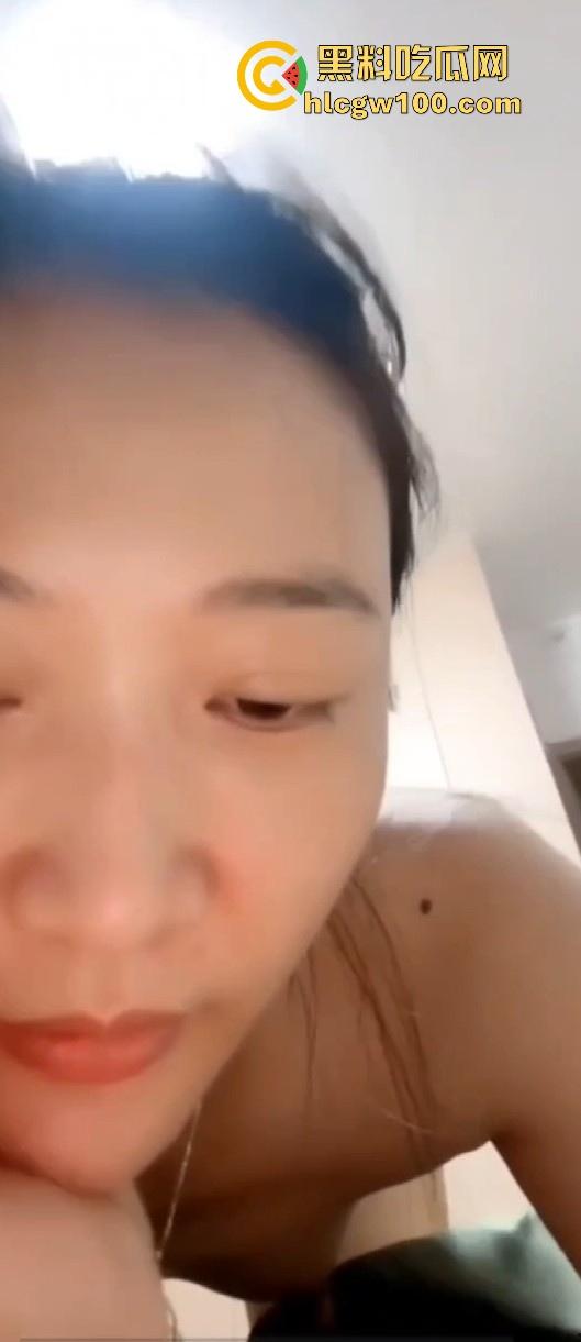 抖音美艳少妇【向子】露脸私密视频泄露，骚气动作极致勾引让人看傻眼！-9