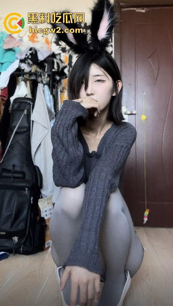 抖音40W粉反差婊网红【行简】第二弹母狗属性拉满 穿白丝露穴直播  前面刚玩出翔现在又来新骚操作！-2