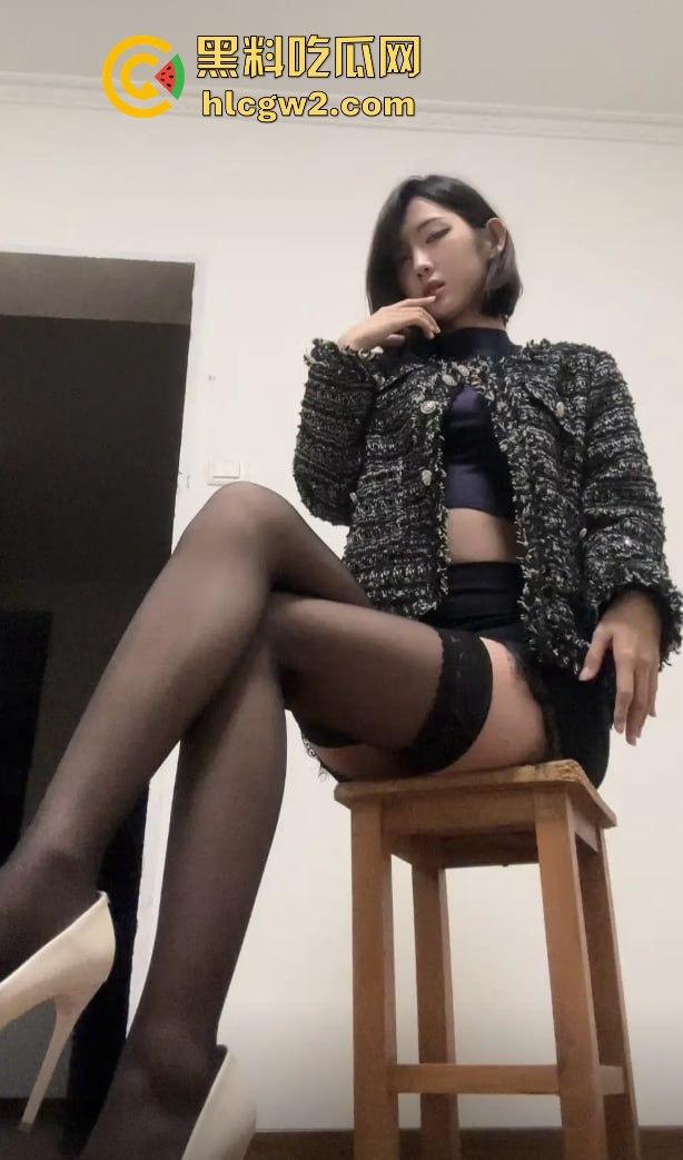 抖音40W粉反差婊网红【行简】第二弹母狗属性拉满 穿白丝露穴直播  前面刚玩出翔现在又来新骚操作！-3