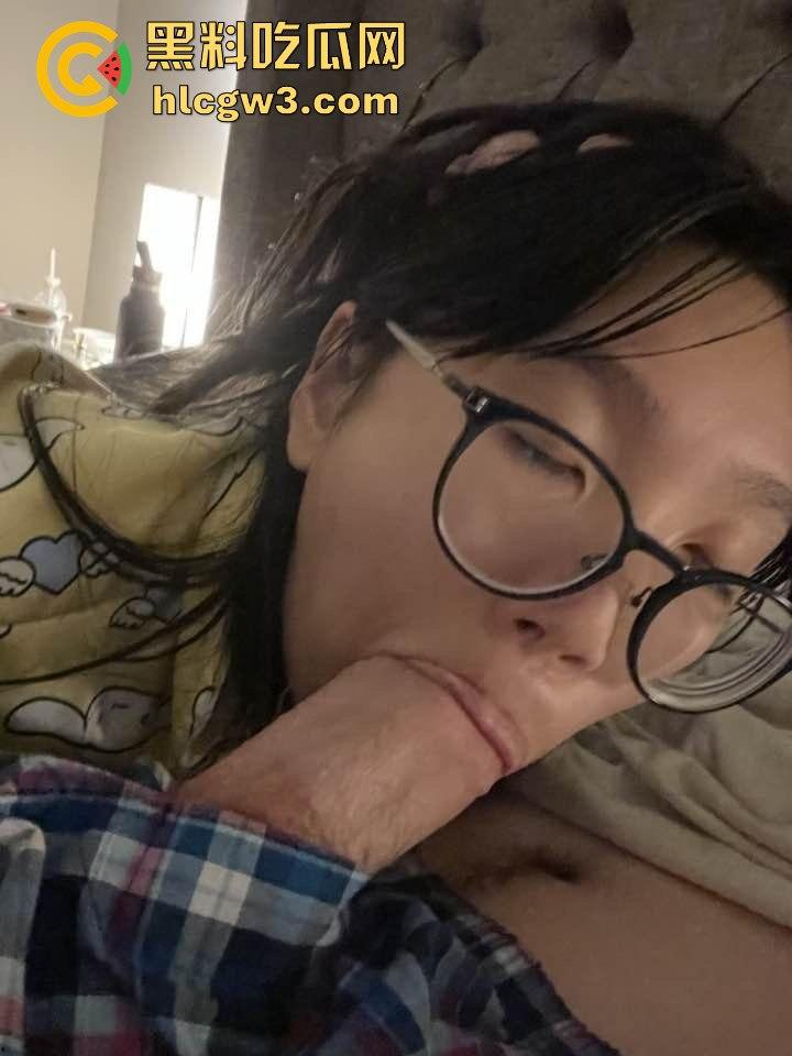 美国留学生眼镜反差婊【杰西】疯狂口爆巨根，满脸享受直呼洋人的屌最好吃！-3