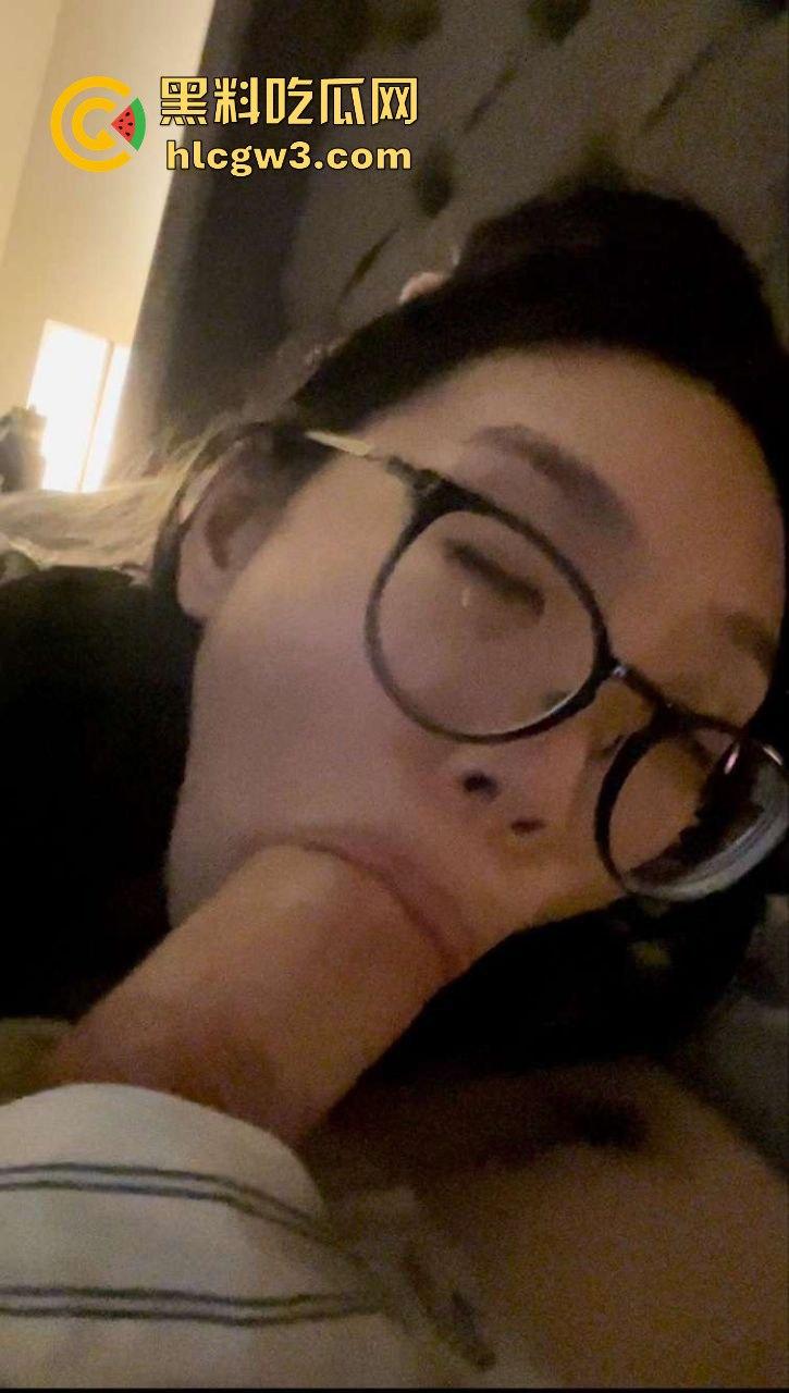 美国留学生眼镜反差婊【杰西】疯狂口爆巨根，满脸享受直呼洋人的屌最好吃！-6