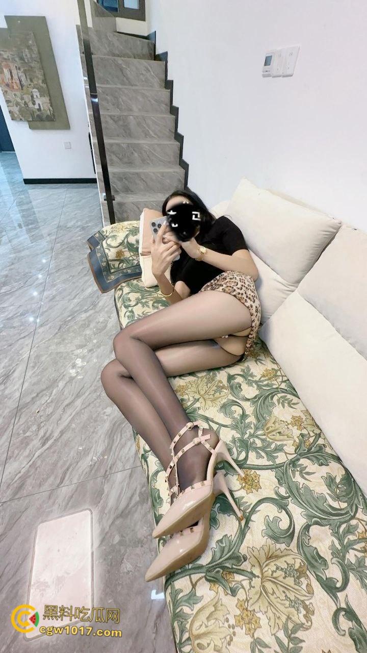 女儿穿着豹纹裙洗碗,被我撕开黑丝猛舔骚穴,超配合得跪地口交,穿着高跟鞋被我抬腿猛插,全射在女儿的黑丝上 !-4