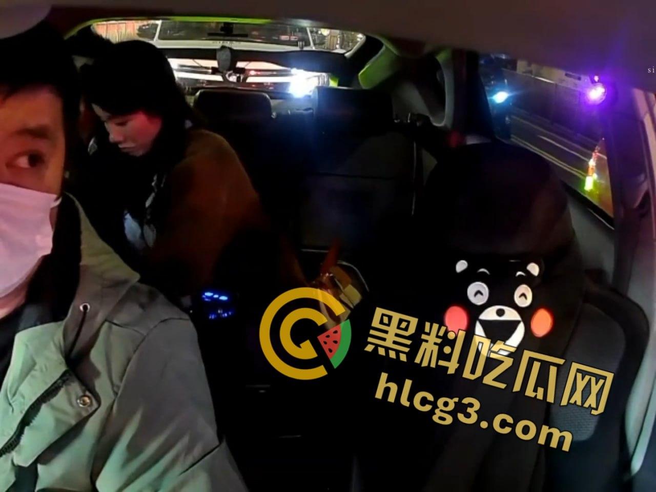出租车后座福利大赏!情人节去酒店路上,司机淡定接客,吃鸡抠逼漏奶的刺激画面让人目瞪口呆!-6