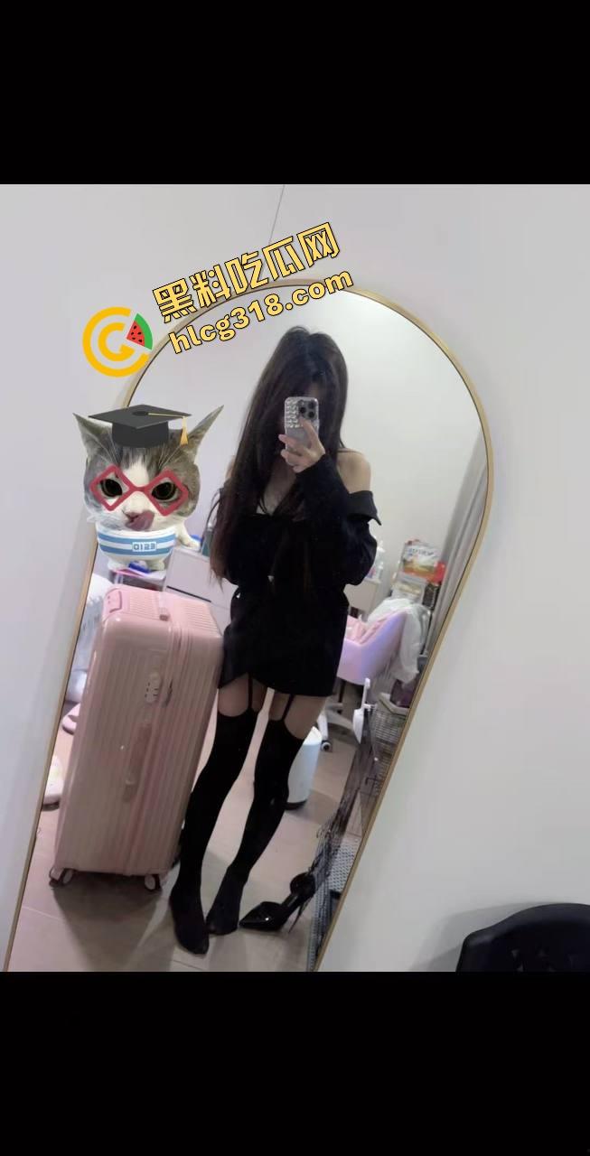 现在小年轻逼瘾太猛,骑小牛电动车都能车震,巷子里妹子张腿坐车上舔逼,随时随地吃海鲜上头!-3