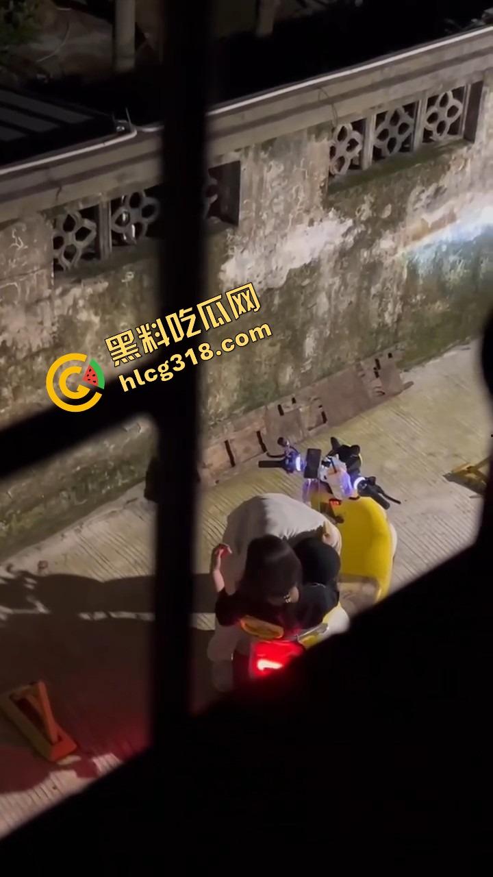 现在小年轻逼瘾太猛,骑小牛电动车都能车震,巷子里妹子张腿坐车上舔逼,随时随地吃海鲜上头!-6