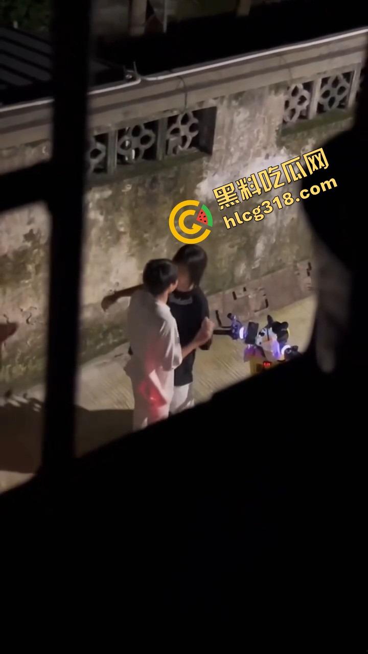 现在小年轻逼瘾太猛,骑小牛电动车都能车震,巷子里妹子张腿坐车上舔逼,随时随地吃海鲜上头!-10