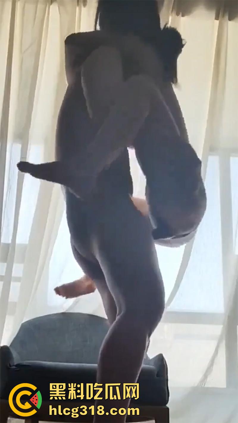 微博网红【一只小年糕呀】下海卖逼,穿渔网情趣跪地吃鸡,被金主爸爸怒射一脸,这身材太性感了!-6