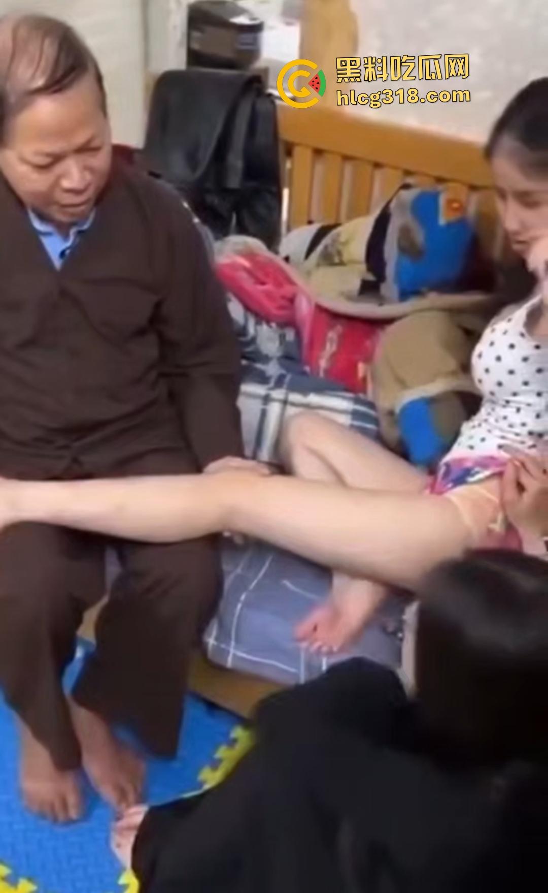 越南神医大师摸腿救治美女,摸完腿又开始摸奶,两头吃!怎么摸着摸着美女内裤湿了?-3