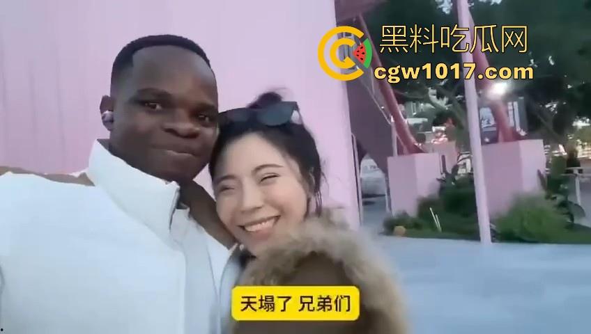 非洲黑猩猩挑战来中国相亲,没彩礼没样貌纯靠大屌跟黑皮肤加持,万万没想到啊,真有骚逼马桶排队送温暖啊!-1