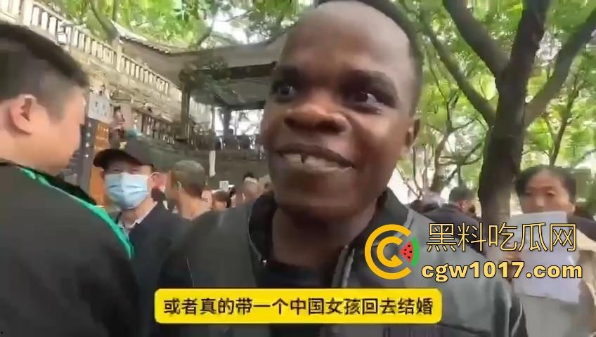 非洲黑猩猩挑战来中国相亲,没彩礼没样貌纯靠大屌跟黑皮肤加持,万万没想到啊,真有骚逼马桶排队送温暖啊!-3
