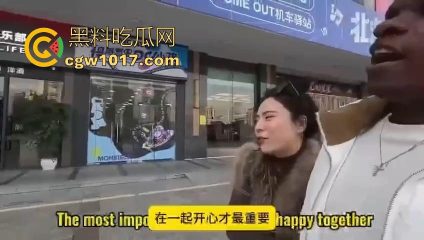 非洲黑猩猩挑战来中国相亲,没彩礼没样貌纯靠大屌跟黑皮肤加持,万万没想到啊,真有骚逼马桶排队送温暖啊!-8