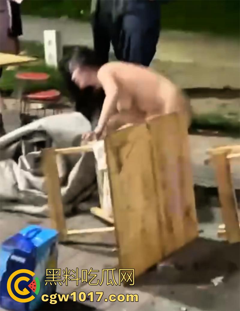 厦门集美小仙女，喝醉了脱光光，当街耍酒疯脱光撒泼，身材还真不错，奶子饱满硕大，翘臀也很诱人，骚逼都漏出来了！-7