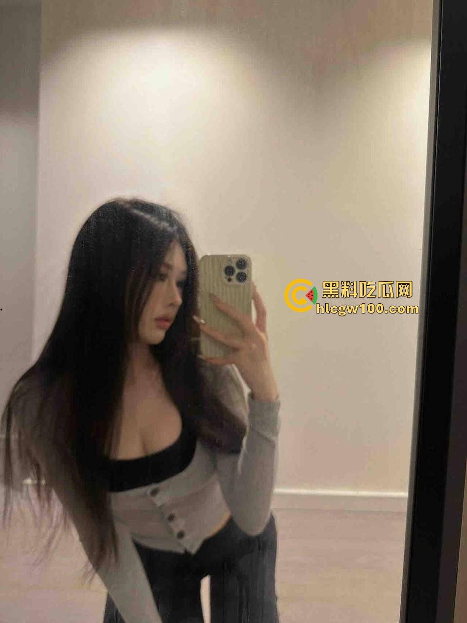 推特福利姬【不是丸子】被封足交圣体,丝袜美足按到人爽飞,肥臀粉鲍骚气满满,这年头鲍鱼不粉都不好意思当福利姬!-3