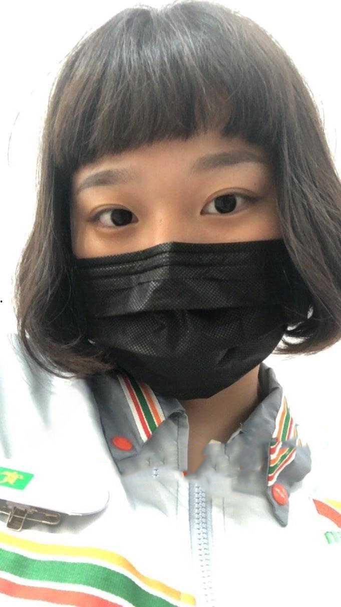 711巨乳女店员【林雯霞】，萝莉嫩妹上班期间在线自慰，超骚漏奶视频外流，傲人双峰呼之欲出，堪称视觉核弹！-2