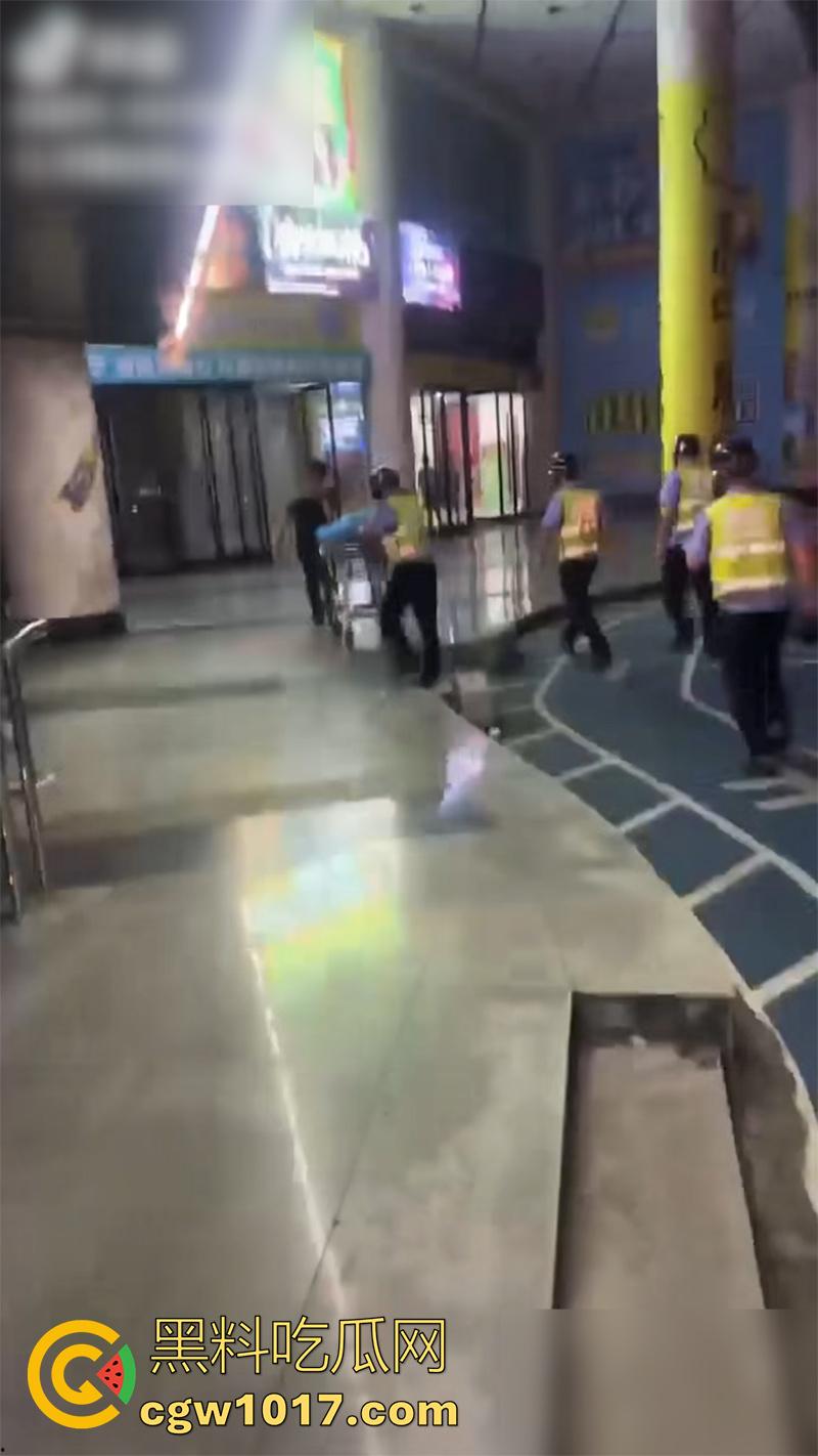 商场玩真人CS，竟真玩出人命了，广东阳江某商场，举办真人cs，竟用帆布当掩体，导致18岁男子掉下去摔死！-4