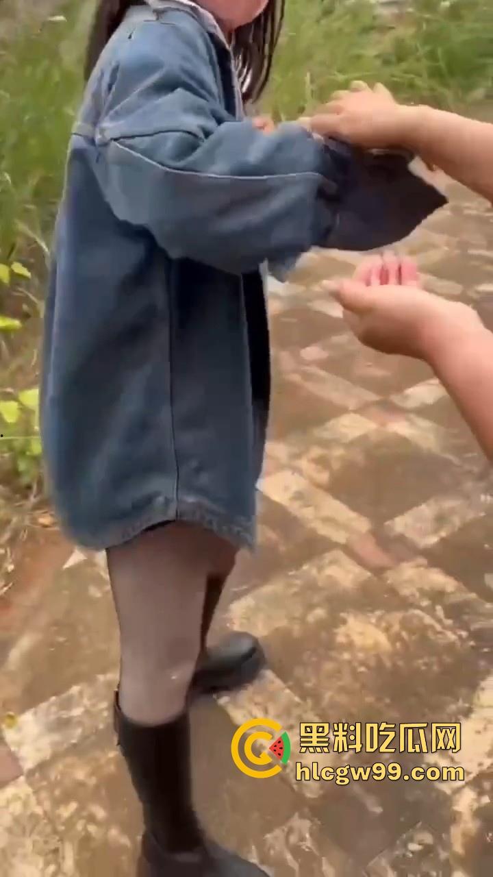 有见过鞭炮炸奶的吗?广西表妹为流量不惜亲身上演,隔着屏幕都觉得疼,内容炸烈!-3