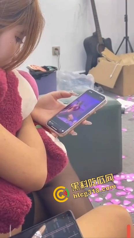 姐妹们口嫌体正直,嘴上说不看毛片,抓到集美看毛片还装正经?裤裆早就湿成狗了!-9