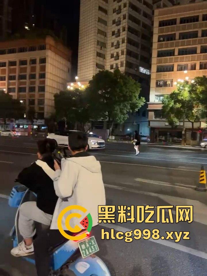 南昌街头情侣吵架闹大了!老公一脚踹下车,女子狂追不舍,硬生生追到他插翅难飞!-1