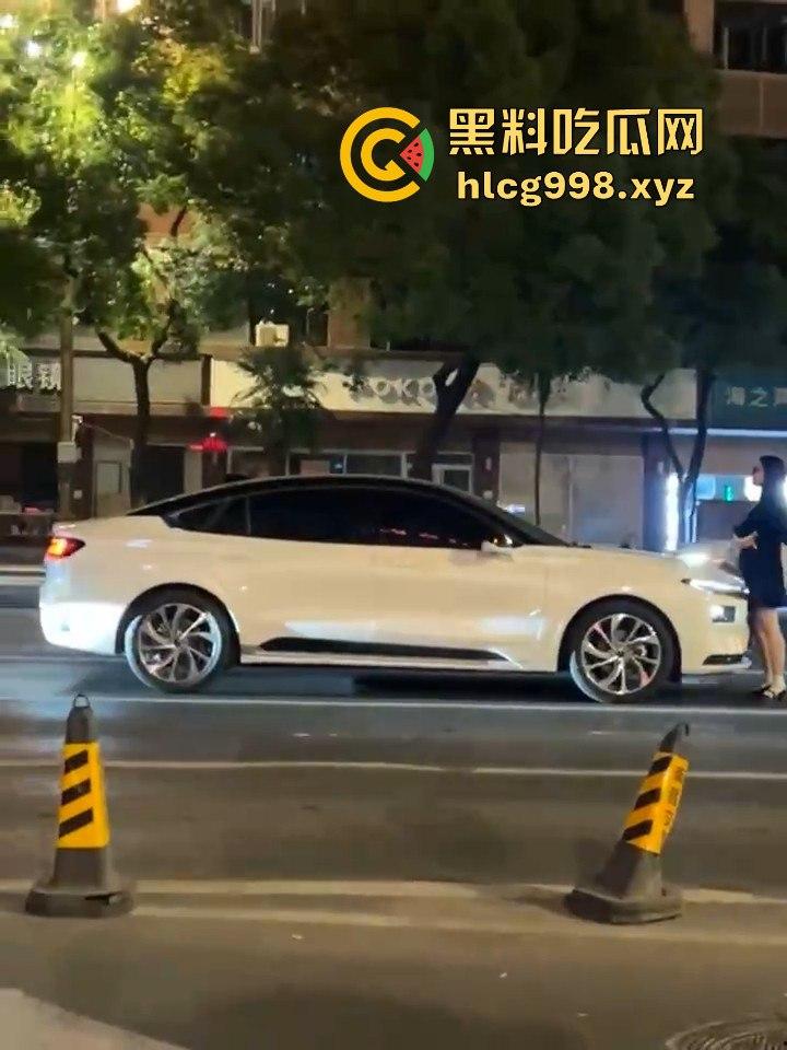 南昌街头情侣吵架闹大了!老公一脚踹下车,女子狂追不舍,硬生生追到他插翅难飞!-6