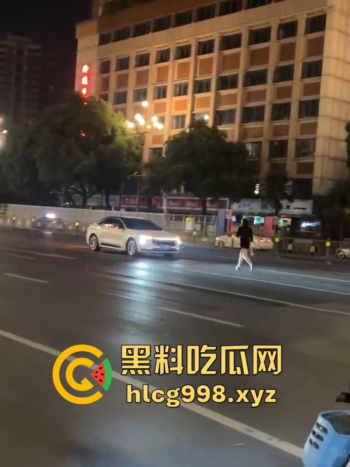 南昌街头情侣吵架闹大了!老公一脚踹下车,女子狂追不舍,硬生生追到他插翅难飞!-7