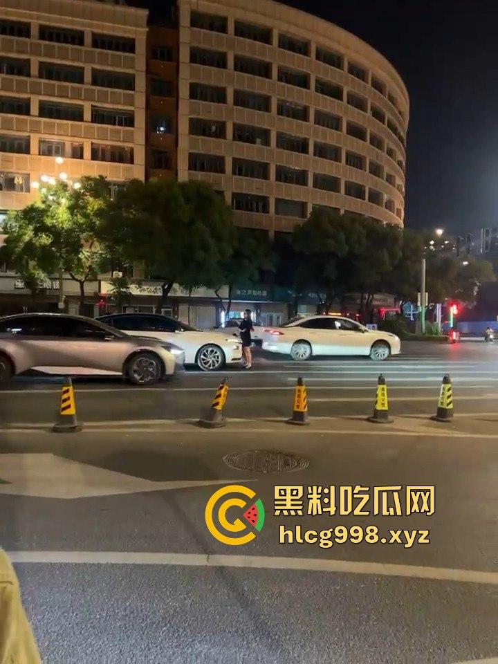 南昌街头情侣吵架闹大了!老公一脚踹下车,女子狂追不舍,硬生生追到他插翅难飞!-8