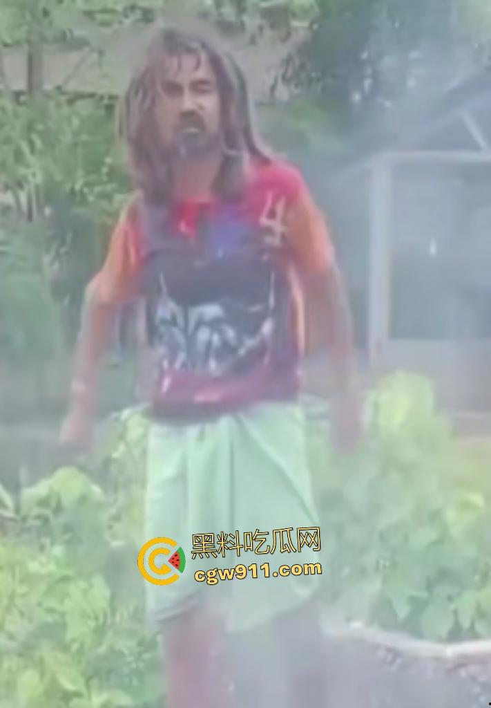 英国穷鬼流浪汉狠炸自己!老婆跑路绝望拿鞭炮塞嘴自爆折磨,威力太小没死成却逗乐路人狂笑!-3