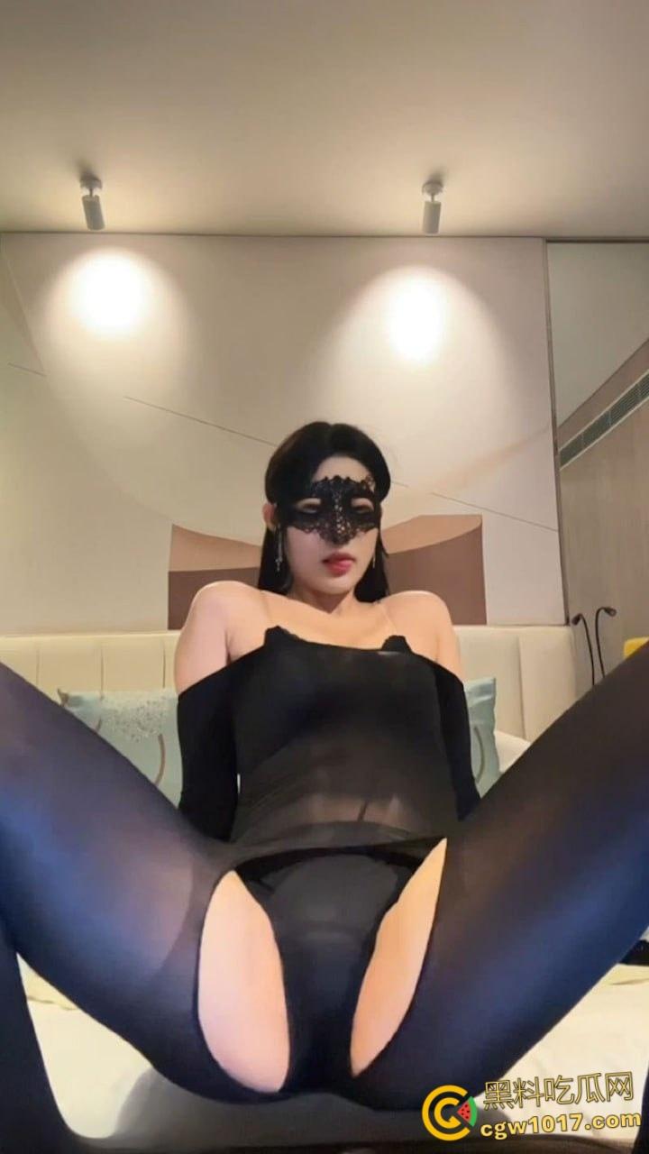 抖音百万粉丝网红【圈】,与金主裸聊黑料流出,甜美反差萌跪姿撩大哥,清纯播主秒变下贱母狗!-4