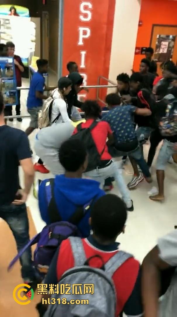 美国校园尼哥群殴现场曝光！堪比职业拳击MMA，真不讲道德，这么多人围殴一人！-4