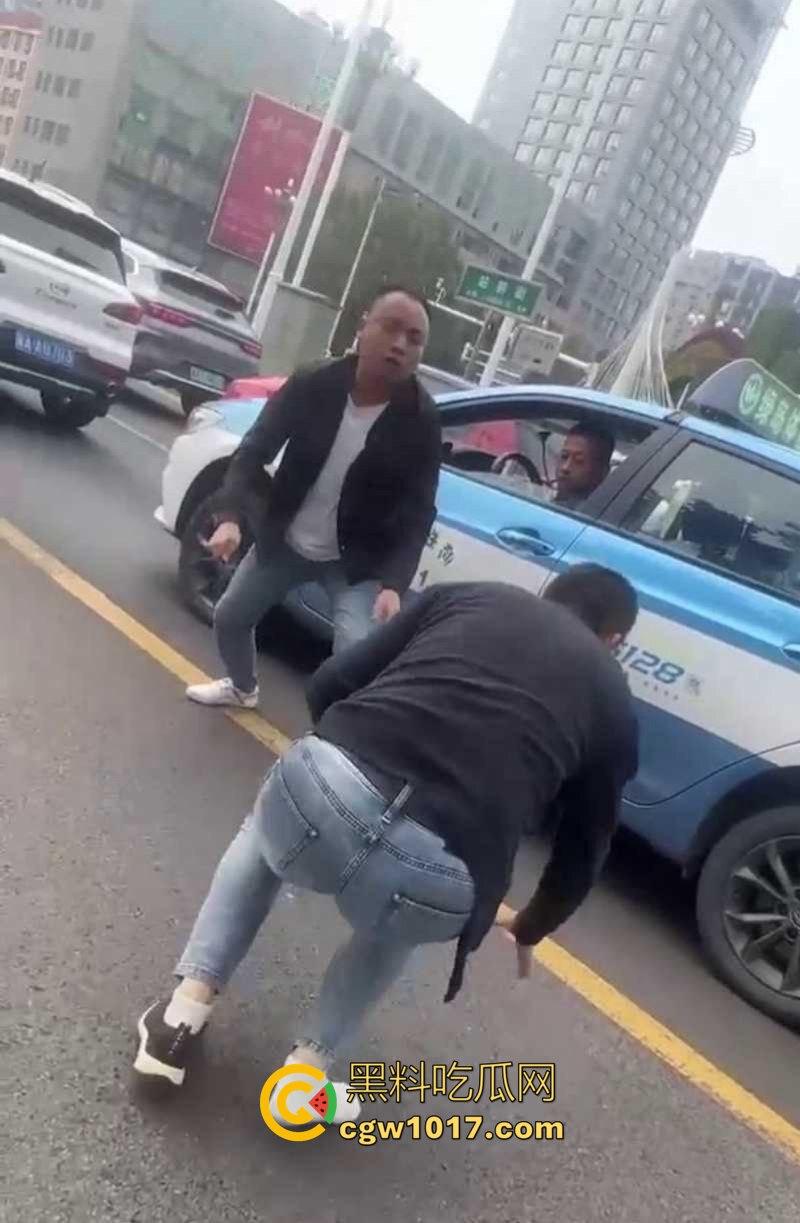 路怒症吵架秒变杀人现场！拔刀猛捅对面司机腹部，鲜血狂喷只能捂着肚子赶紧逃命！-3