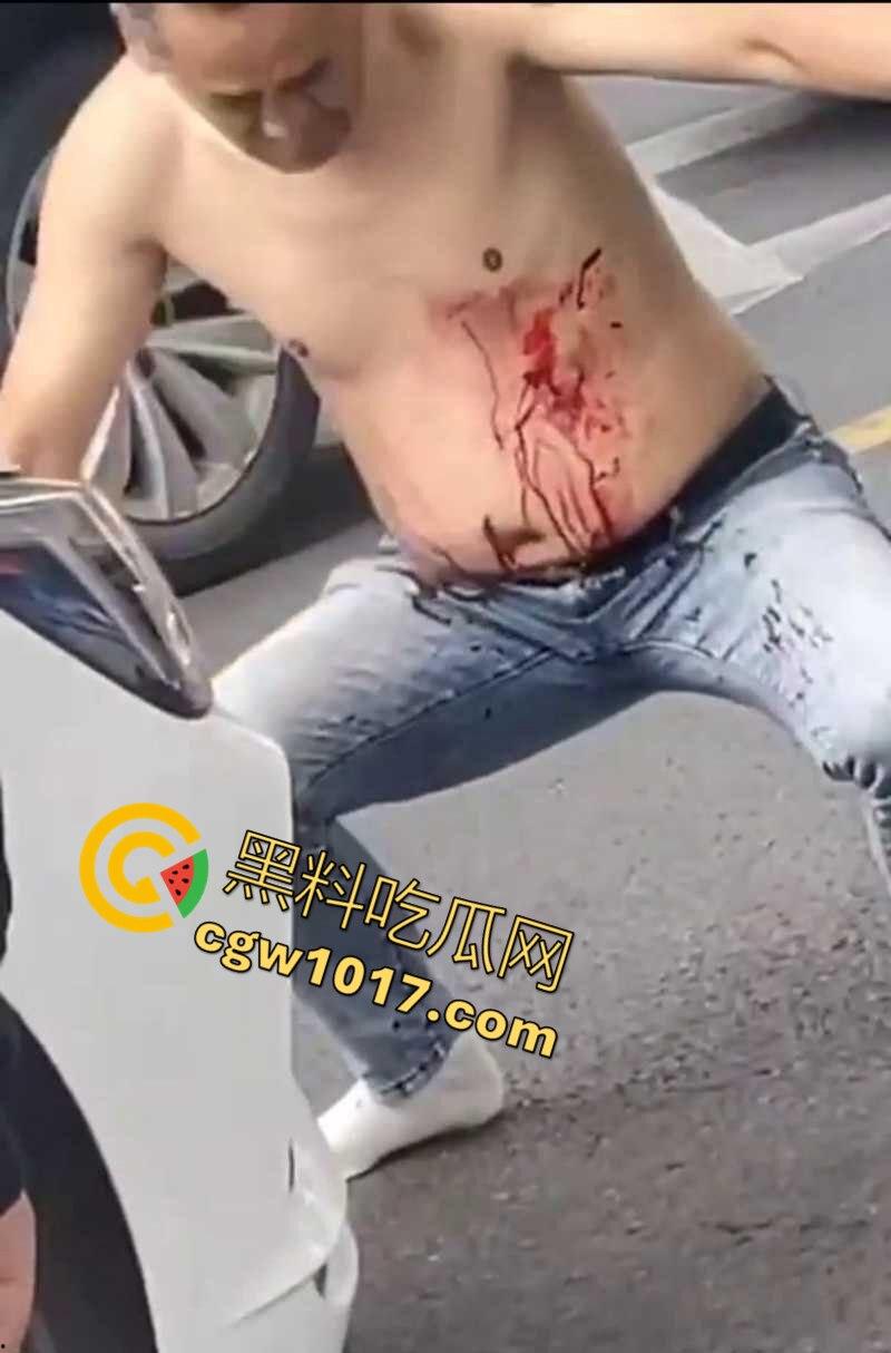 路怒症吵架秒变杀人现场！拔刀猛捅对面司机腹部，鲜血狂喷只能捂着肚子赶紧逃命！-6