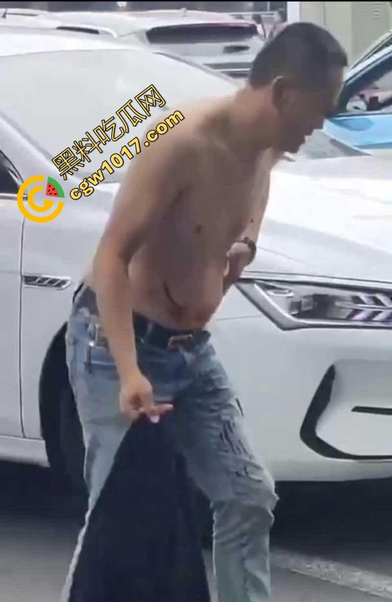 路怒症吵架秒变杀人现场！拔刀猛捅对面司机腹部，鲜血狂喷只能捂着肚子赶紧逃命！-8