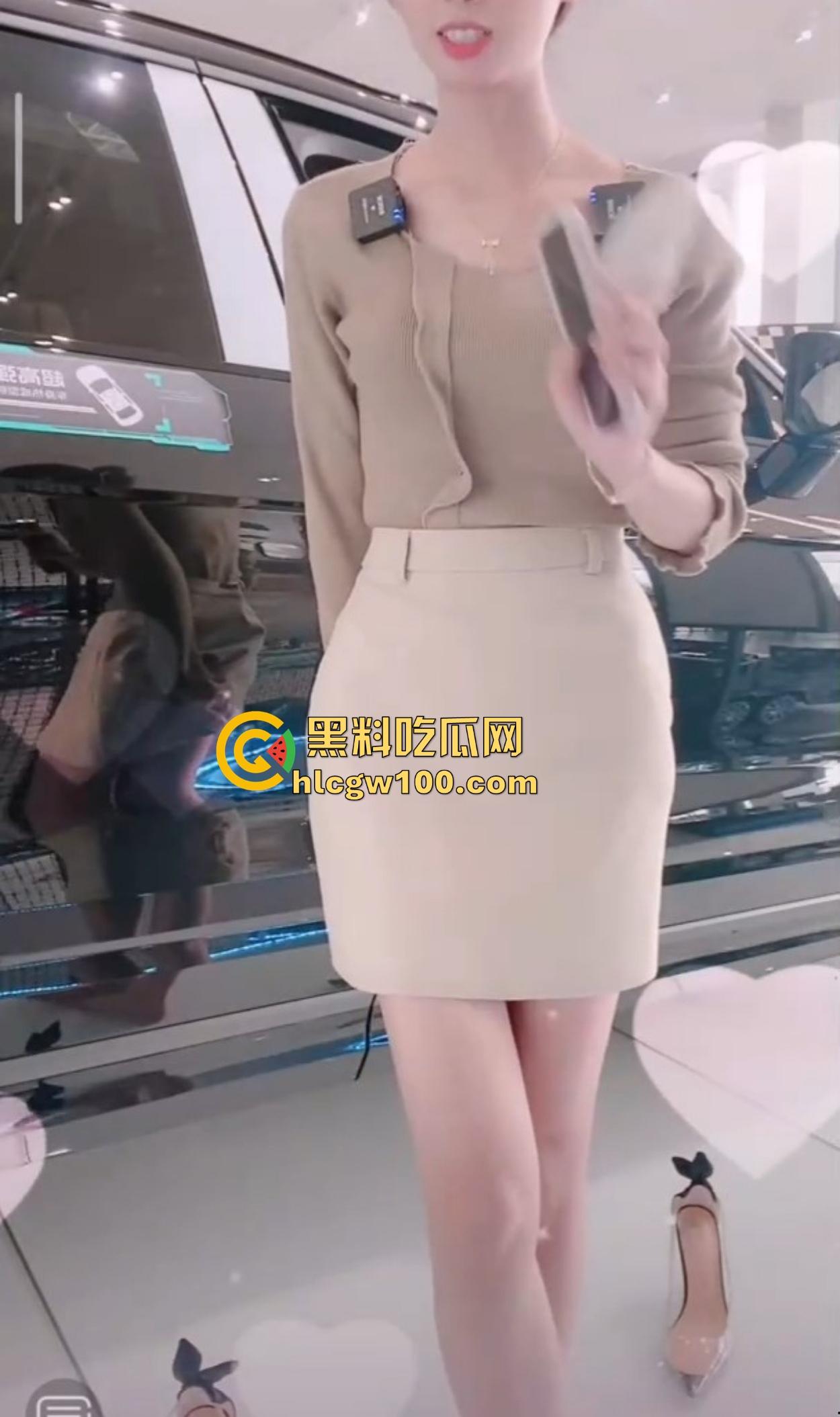 抖音美女销售『不偷腥的猫』塞跳蛋卖车,榜一大哥远程遥控,车漆反光暴露娇喘全程,这销冠玩法太绝了!-11