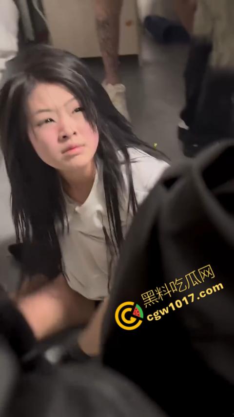 精神小妹狂霸凌视频疯传！暴力扒衣雪白奶子尽显，以多欺少，暴力画面震撼网络，引发热议。-9