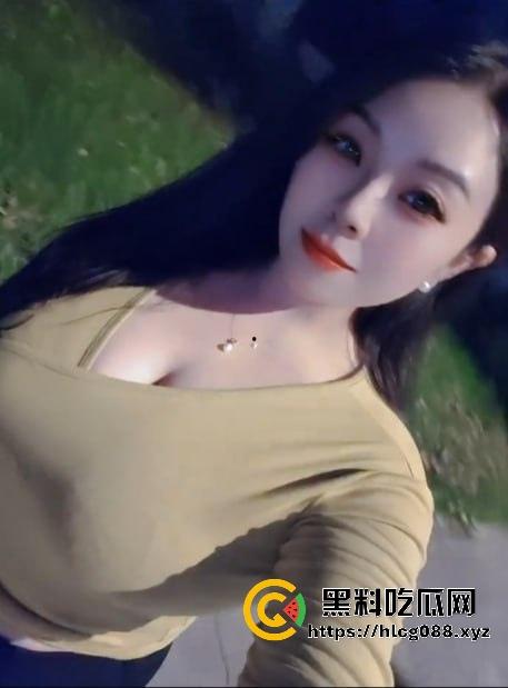 浙江少妇【影子buff】反差母狗私拍猛料炸街，2月最新定制片抖音卖得满地骚，加个好友私聊就甩微信开干！-9