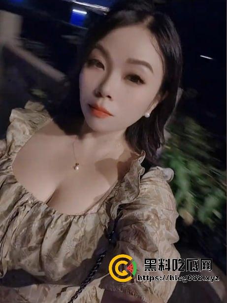 浙江少妇【影子buff】反差母狗私拍猛料炸街，2月最新定制片抖音卖得满地骚，加个好友私聊就甩微信开干！-11