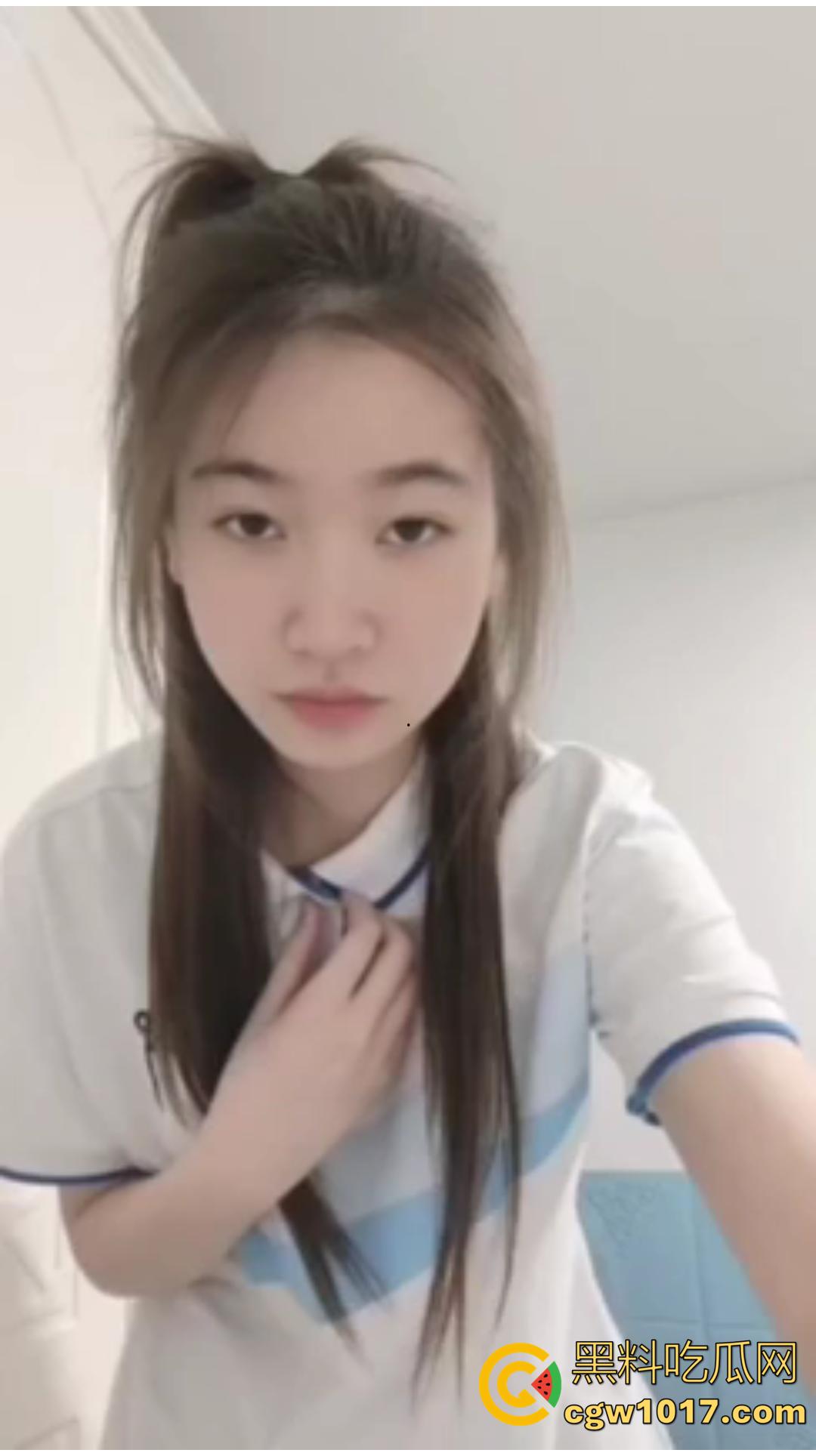 清纯高中小妹拍给网友的调教视频惨遭流出！光着身子像母狗一样爬圈，水晶棒插逼居然插到高潮喷水！-1