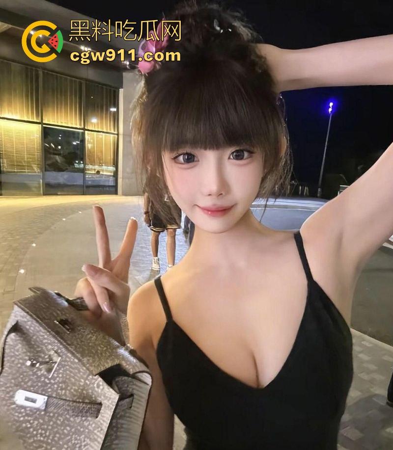 上海高颜值幼态反差婊【李文慧】长期给金主包养,口交深喉乳夹调教,女上骑乘榨精,全程甜美呻吟不断!-1