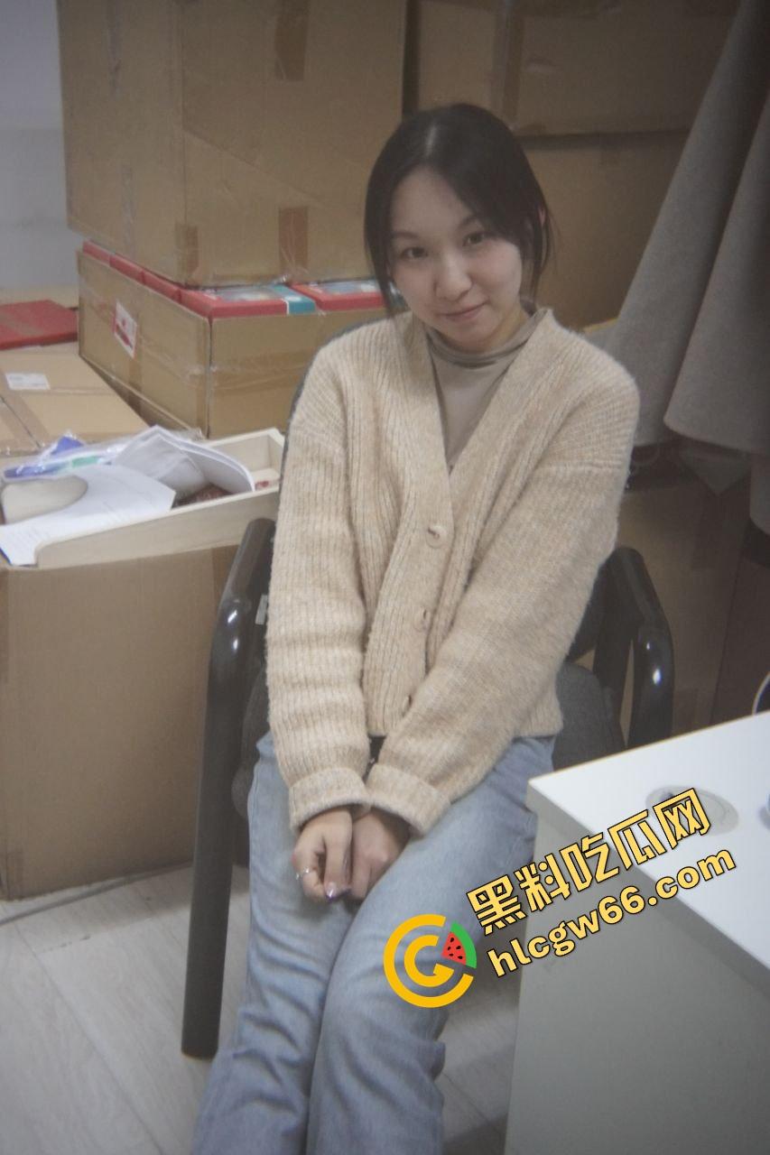 毕业实习母狗『小芸』处女开苞被调教成贱穴精喷机，白天写日报晚上掰腿求干，口吐白沫翻白眼像中邪！-3